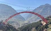 178米高空“穿针引线”  西宁高速荞窝特大桥主拱合龙