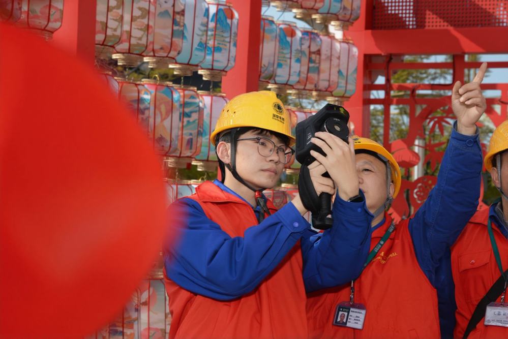 服务队队员汪仪衡（左）和队友们在晚会现场