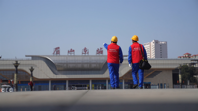 “春节保供分队”队员开展春节保供特巡(胡晋摄)