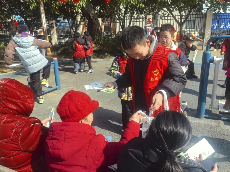 图为小朋友化身“城管员”