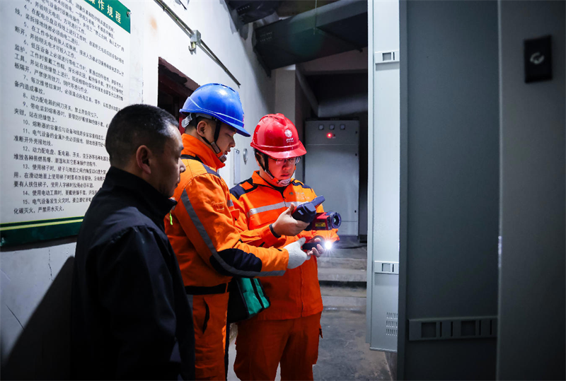 国家电网四川电力（巴中）连心桥共产党员服务队队员在巴州区希尔顿花园酒店配电房开展设备巡视