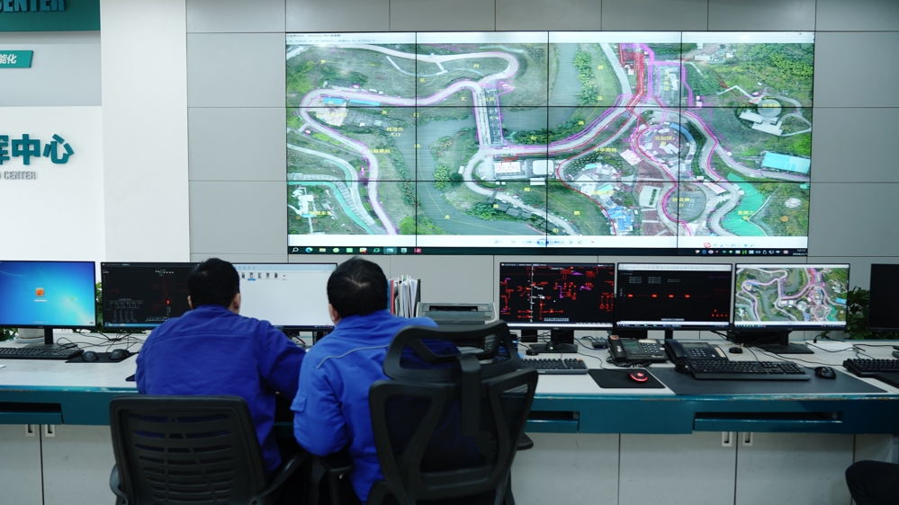 国网自贡供电公司保电人员应用“电网一张图”智慧保电系统开展灯会保电工作。 侯涛 摄