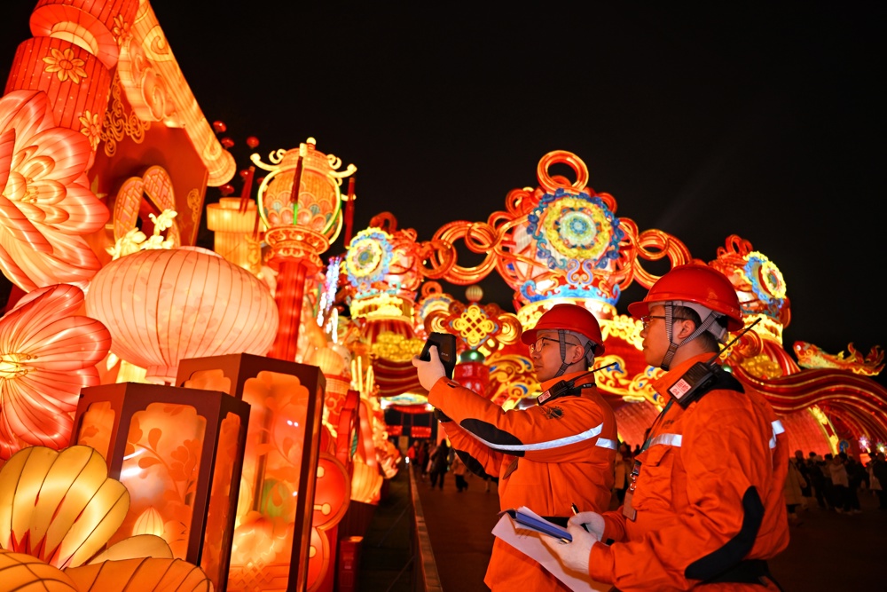 第32届自贡国际恐龙灯会现场，国网自贡供电公司保电工作人员开展专项测温巡查，排除用电隐患。 袁丹 摄