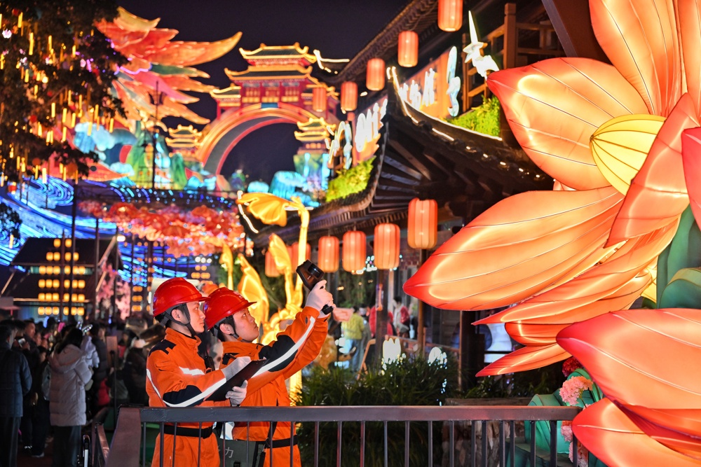 第32届自贡国际恐龙灯会现场，国网自贡供电公司保电工作人员开展专项测温巡查，排除用电隐患。 袁丹 摄