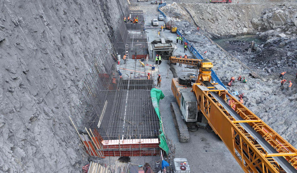 牙根一级水电站启动大坝首仓混凝土浇筑