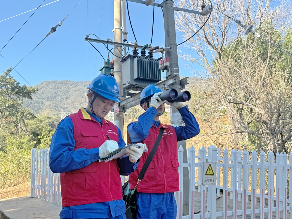 2月17日，国家电网四川电力（凉山德昌）连心桥共产党员服务队队员在凉山州德昌县果园村巡检10千伏城区三线城果支线31至32号杆。 诸立 摄