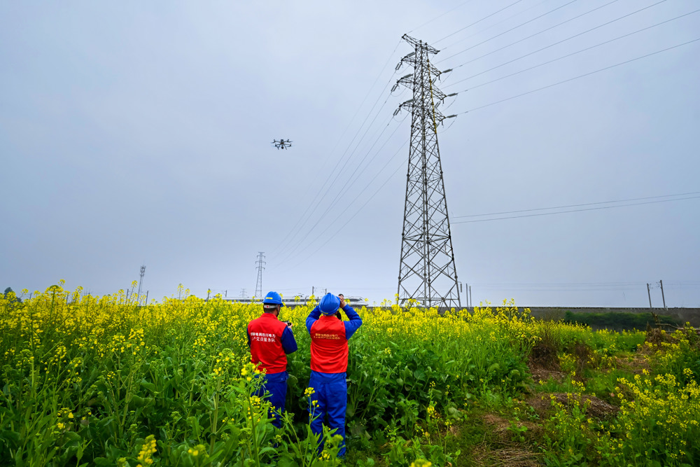 国家电网四川电力（成都崇州）连心桥共产党员服务队队员对110千伏隆王线、隆昌线跨成雅高铁路段进行无人机巡视检查。 刘通 摄