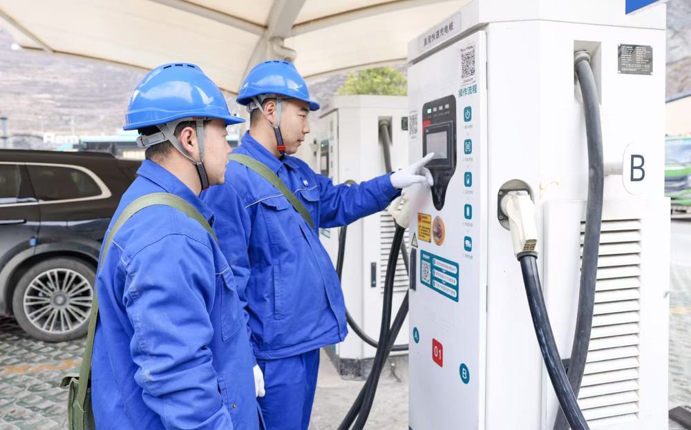 国网阿坝汶川县供电公司威州供电服务站员工对汶川县雁门综合服务区充电站进行巡视检查，保障充电设备安全稳定运行。 廖斌 摄
