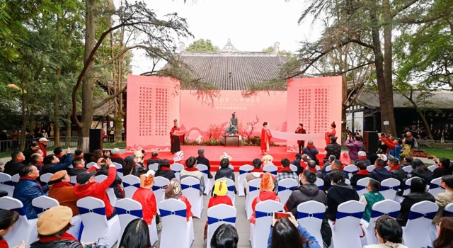 致敬诗圣杜甫 数万游客“人日游草堂”