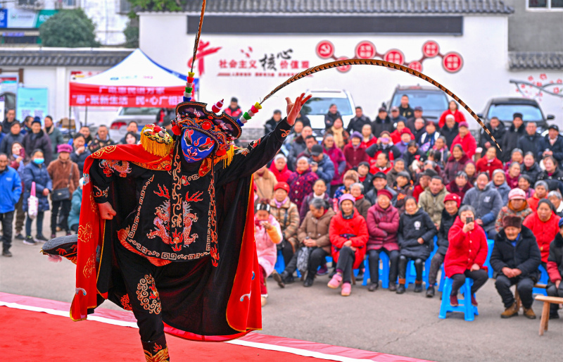 群众观看川剧《变脸》
