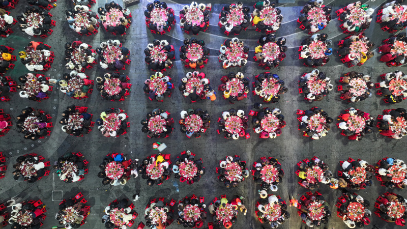 千人坝坝宴火热开席，市民游客围坐共享佳肴