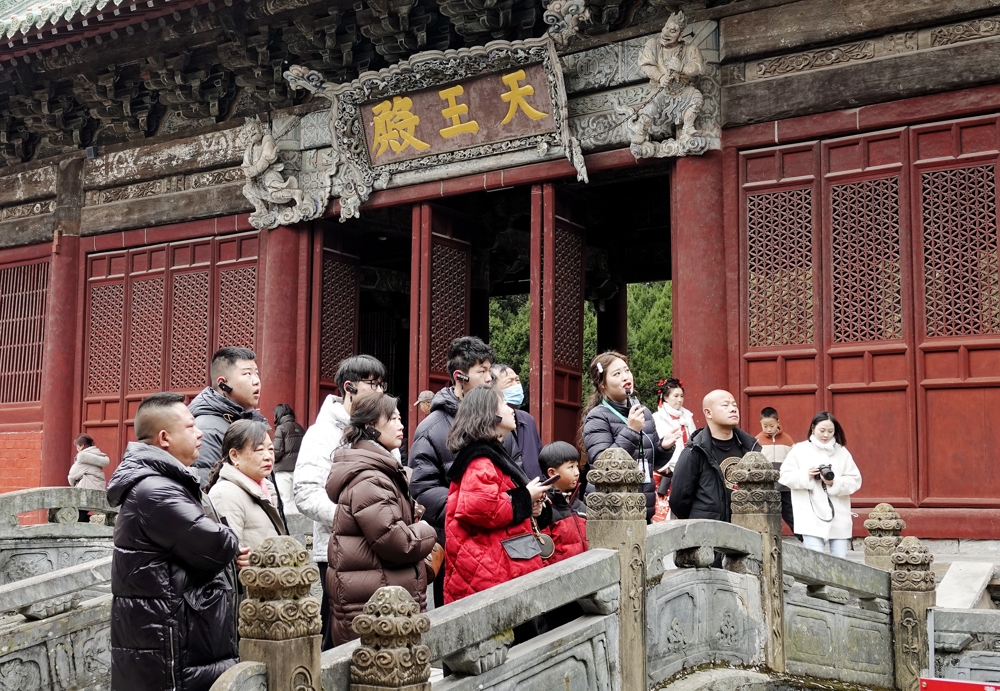 游客参观游览报恩寺