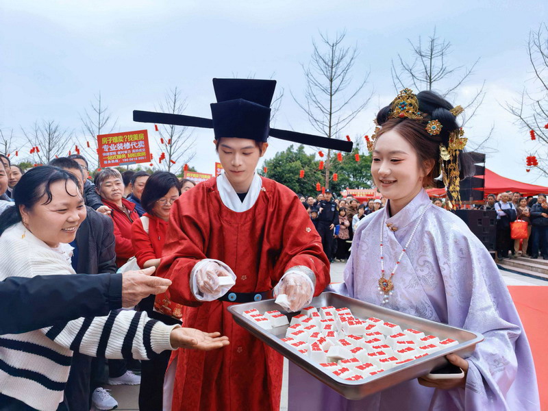 向市民发放“定胜糕”