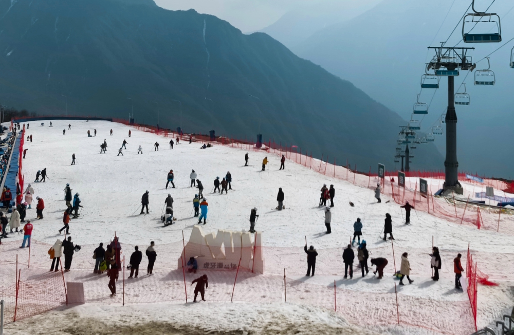 游客在虎牙滑雪场体验滑雪