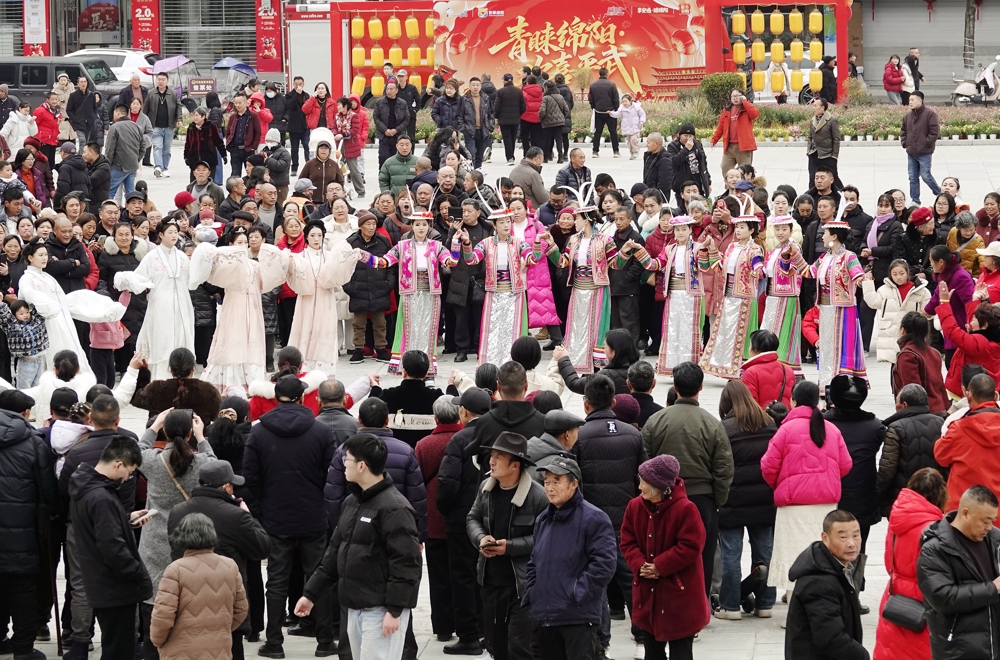 游客参与体验传统民俗