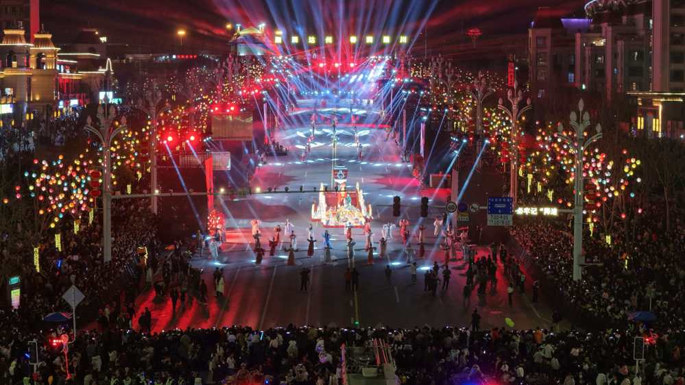 现场人头攒动，热闹非凡