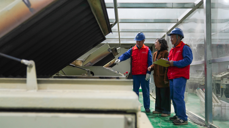 共产党员服务队队员走访了解茶业有限公司用电负荷情况（胡晋 摄）