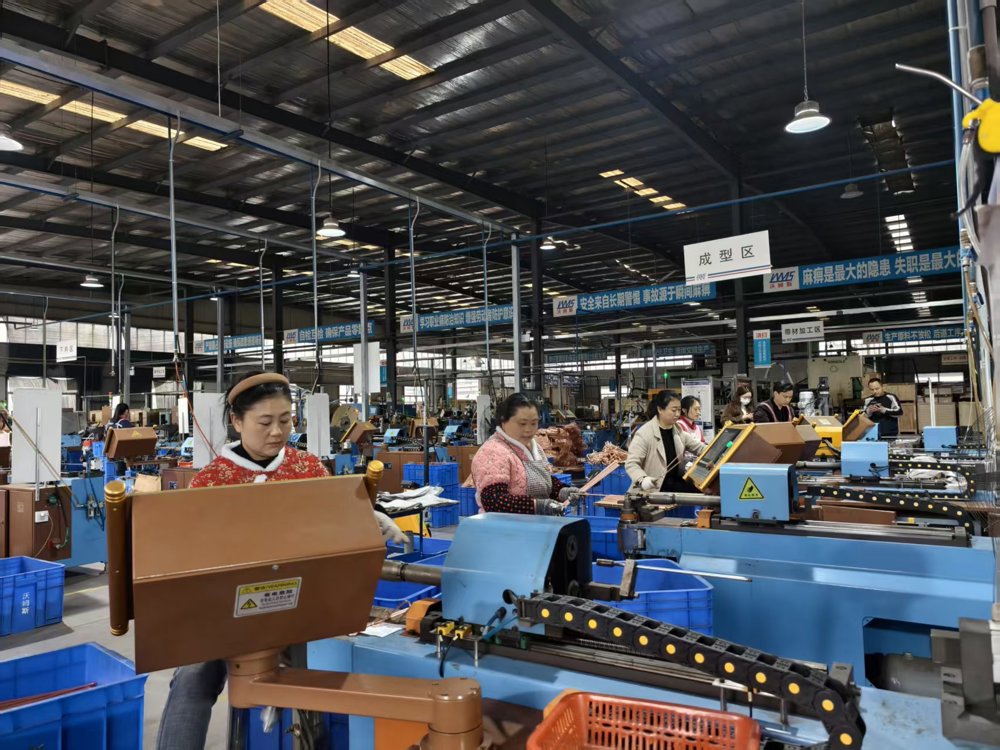 沃姆斯公司空调管组件车间内工人们有序进行生产