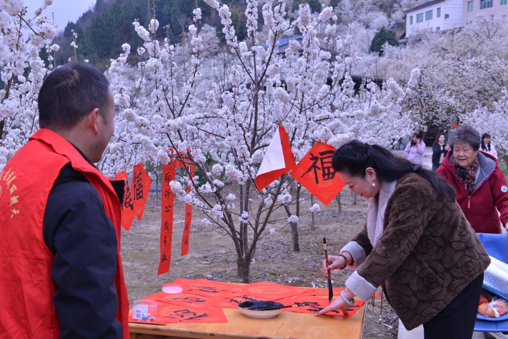 游客参与写福体验活动&nbsp; 赵海传/摄