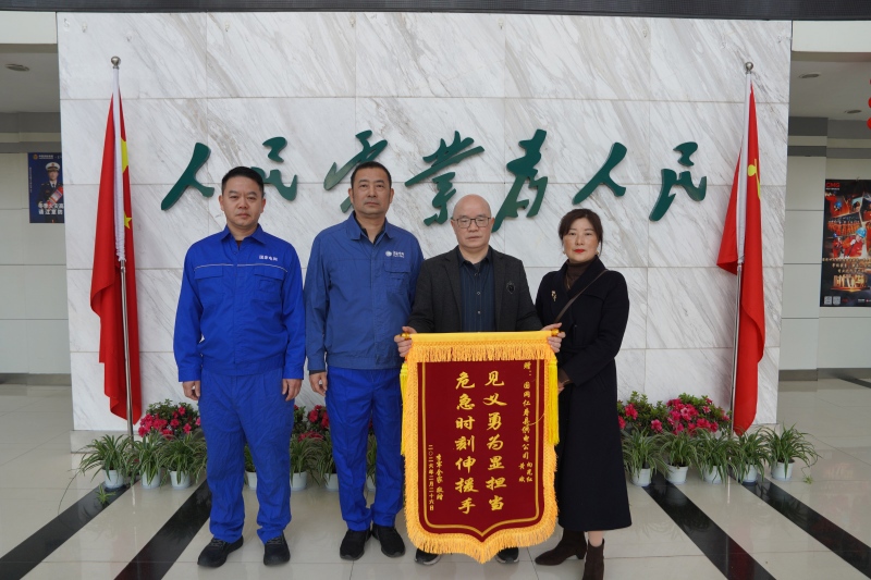 救人供电职工左起向光红、黄斌