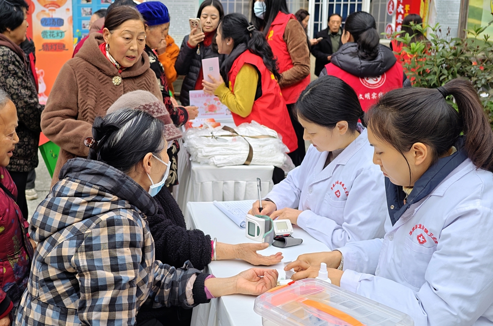 现场义诊（张欢 摄）