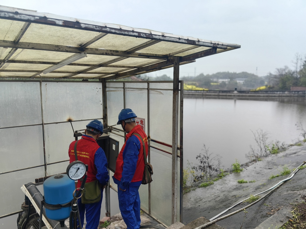 电力工人在养殖基地检查用电设备