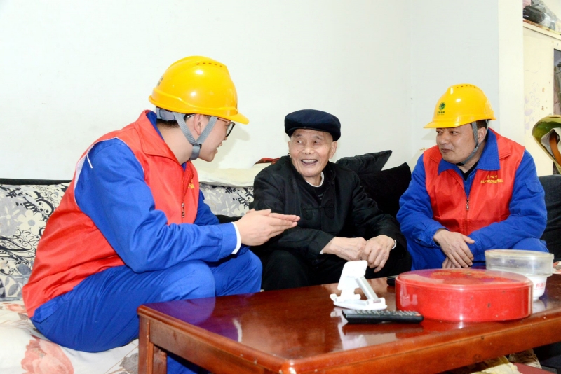 看望93岁的抗美援朝老战士李春庭（李红燕摄）