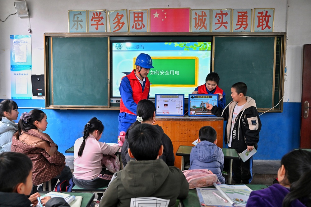 电力工人在学校给同学们讲解安全用电知识
