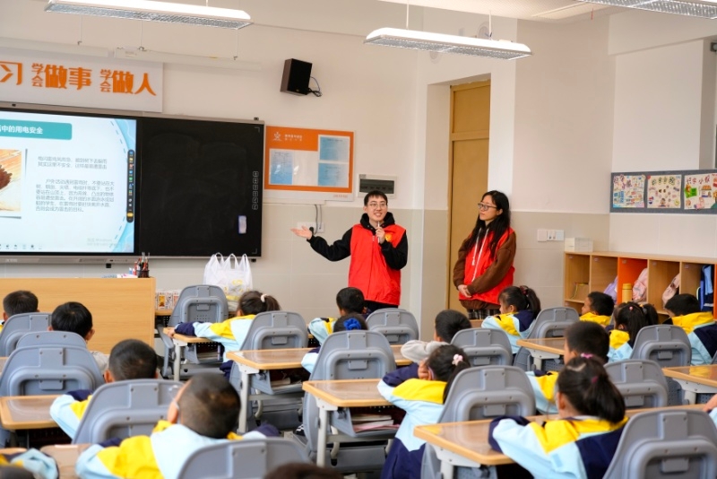 开展“开学第一课”安全用电宣讲（敖洋摄）