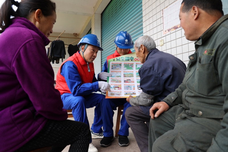 为仁美镇双桥社区5组特殊家庭进行用电安全知识普及（余思佳摄）