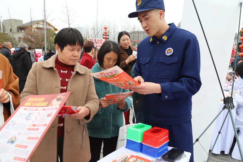 消防安全知识科普宣传志愿服务台前围满群众