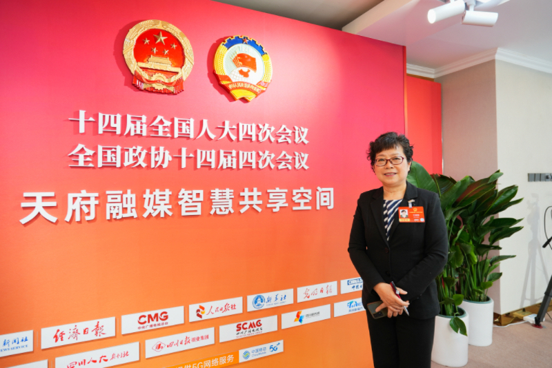 图为王晓梅在全国两会会场