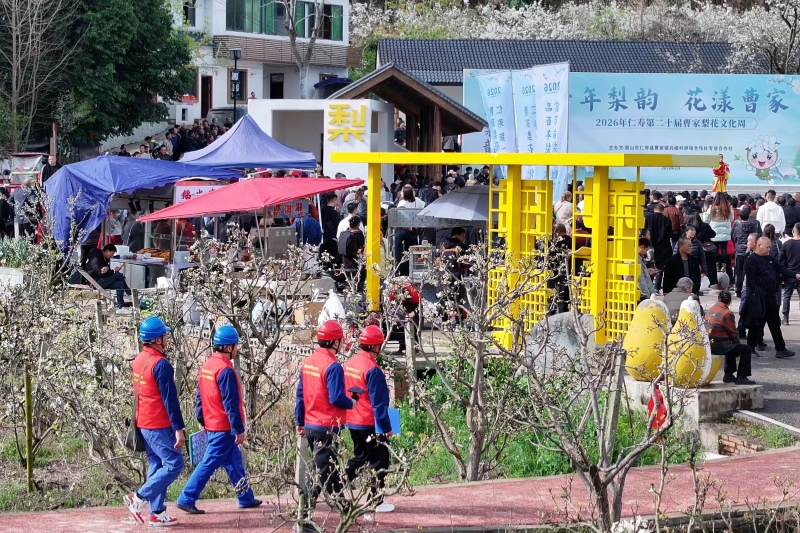 图为电力职工保障电网安全稳定运行(苟华彬摄)