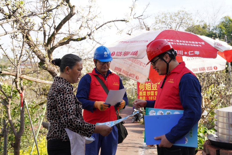 图为向农家乐老板讲解安全用电常识(苟华彬摄)