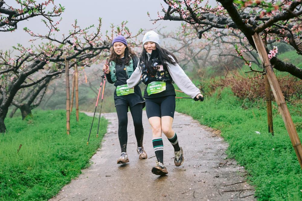 图为选手奔跑在山野花丛中
