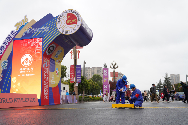 保电人员提前对线路设备进行巡视（苟华彬摄）