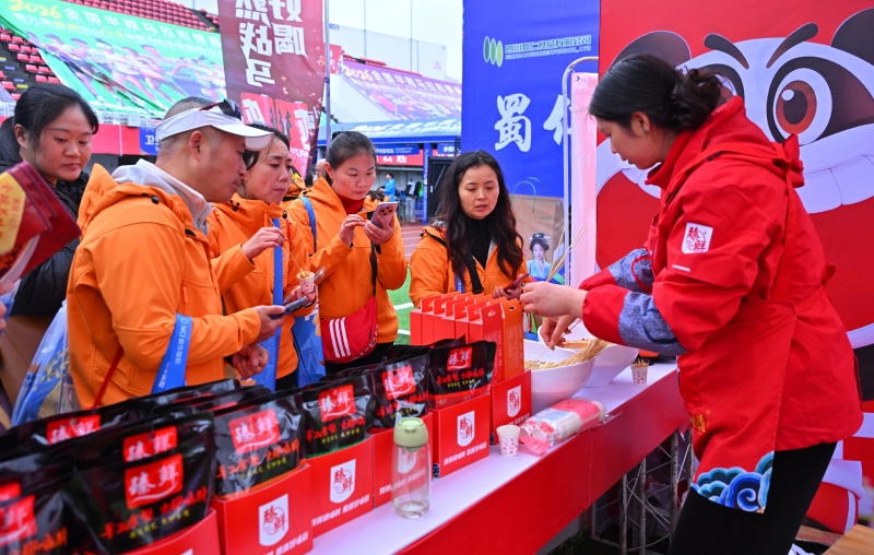 跑友品尝仁寿特产 潘帅摄