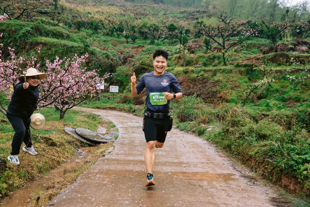 图为选手在山间小路奔跑