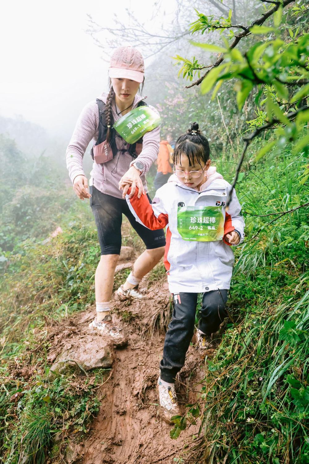 图为亲子组穿越泥泞山路