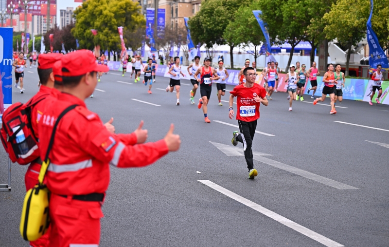 沿途志愿者为跑友加油 潘帅摄