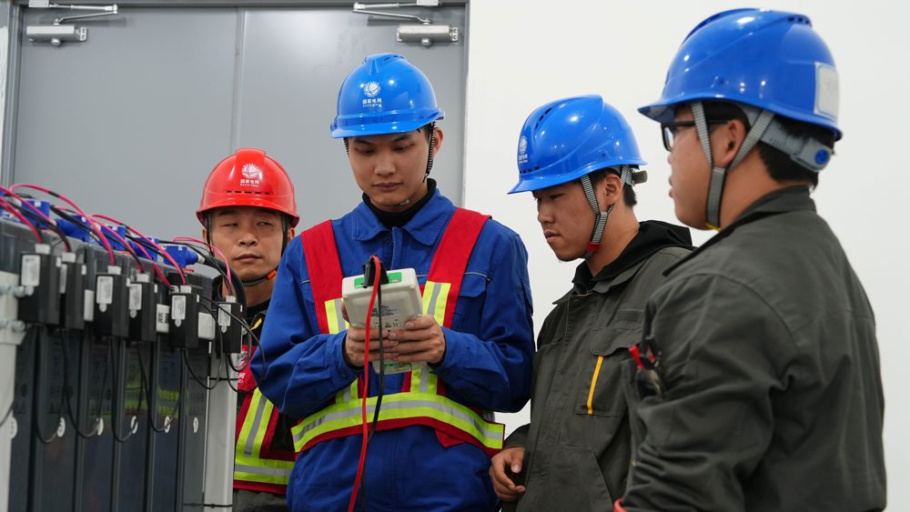 3月11日，国网四川直流公司检修人员正在检查换流站蓄电池状况。 马艺芬 摄