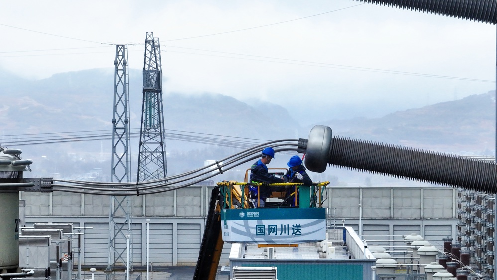 3月9日，国网四川送变电公司特高压检修人员在±800千伏金沙江换流站极Ⅱ高端阀厅窗墙套管主通流回路测试。 王娇 摄