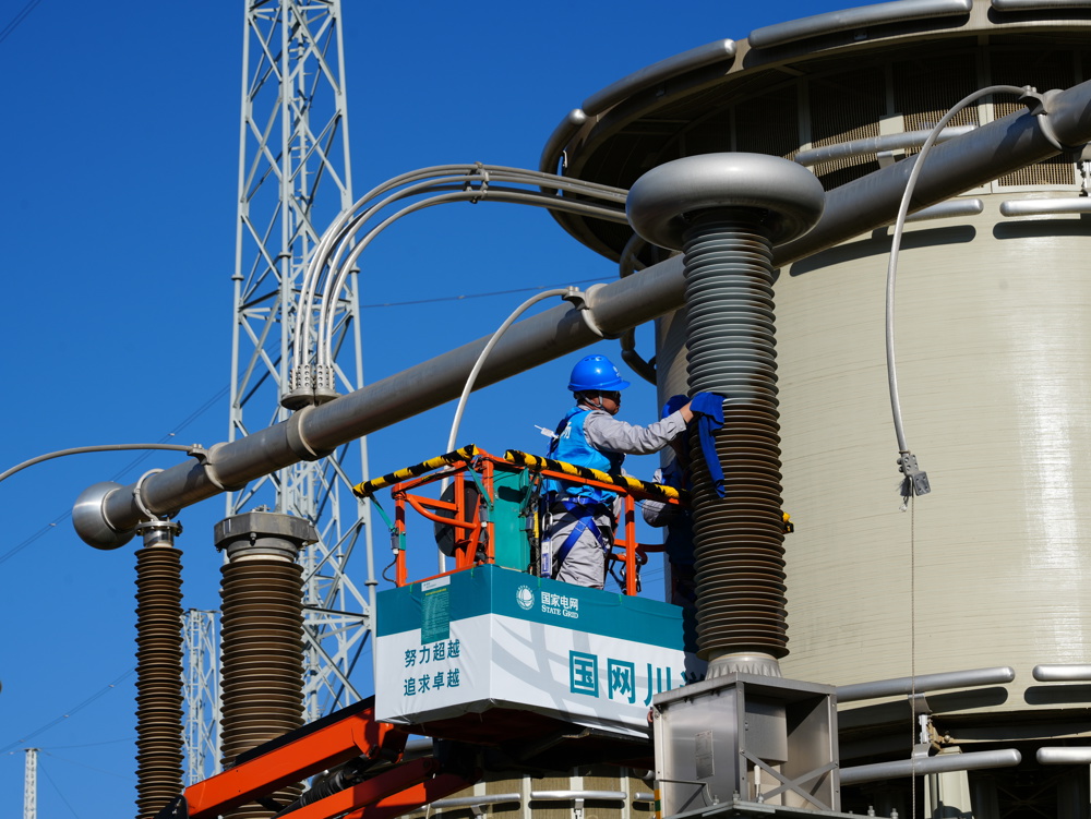 3月10日，国网四川送变电公司检修人员在±800千伏金沙江换流站直流场区域进行一次设备清灰工作。 王娇 摄