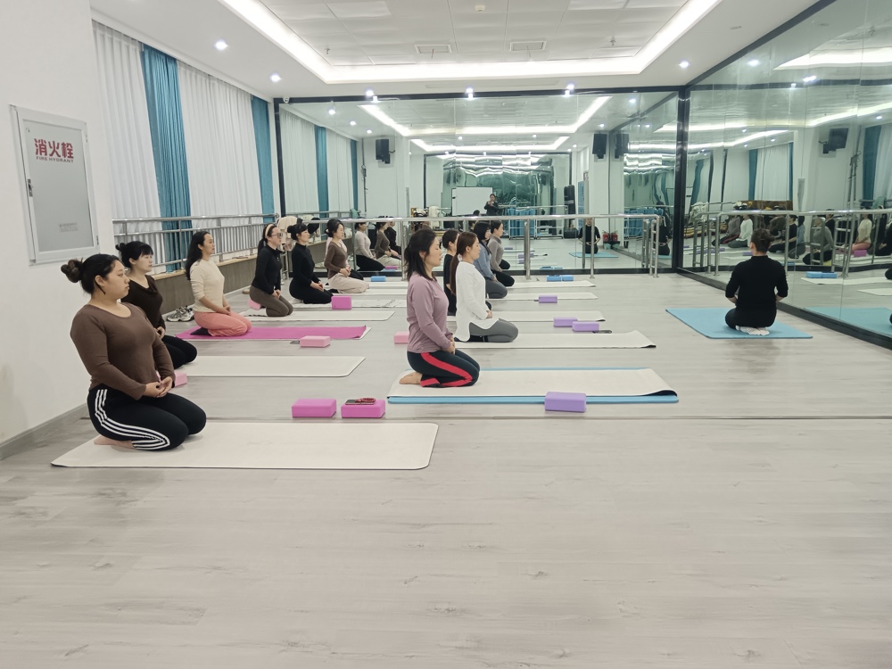 图为瑜伽班学员正在练习