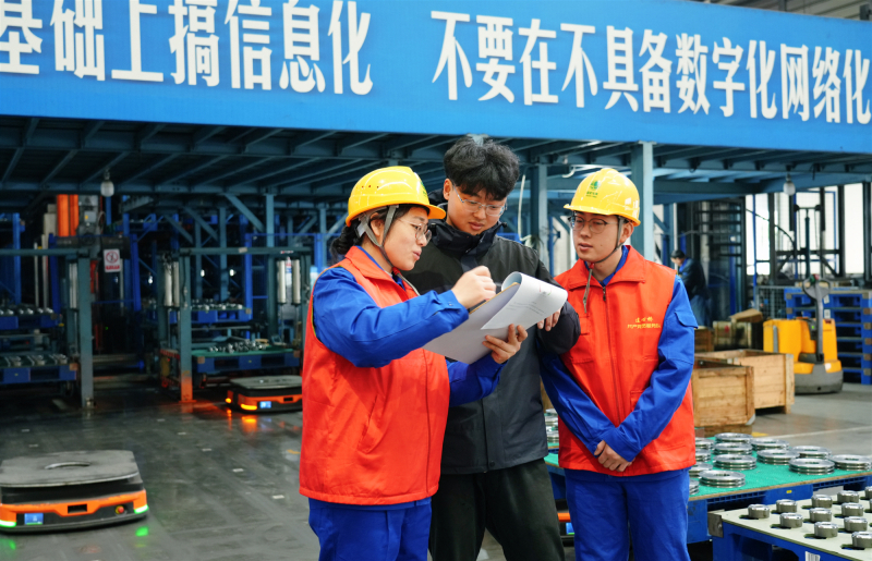 服务队在德恩精工开展能效账单解读（牟雯雯 图）