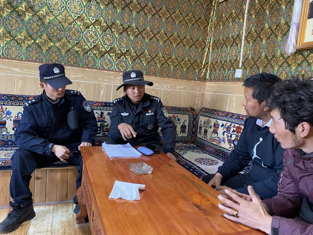 额旺格拉给若尔盖县麦溪乡部分村组干部开展法治宣传