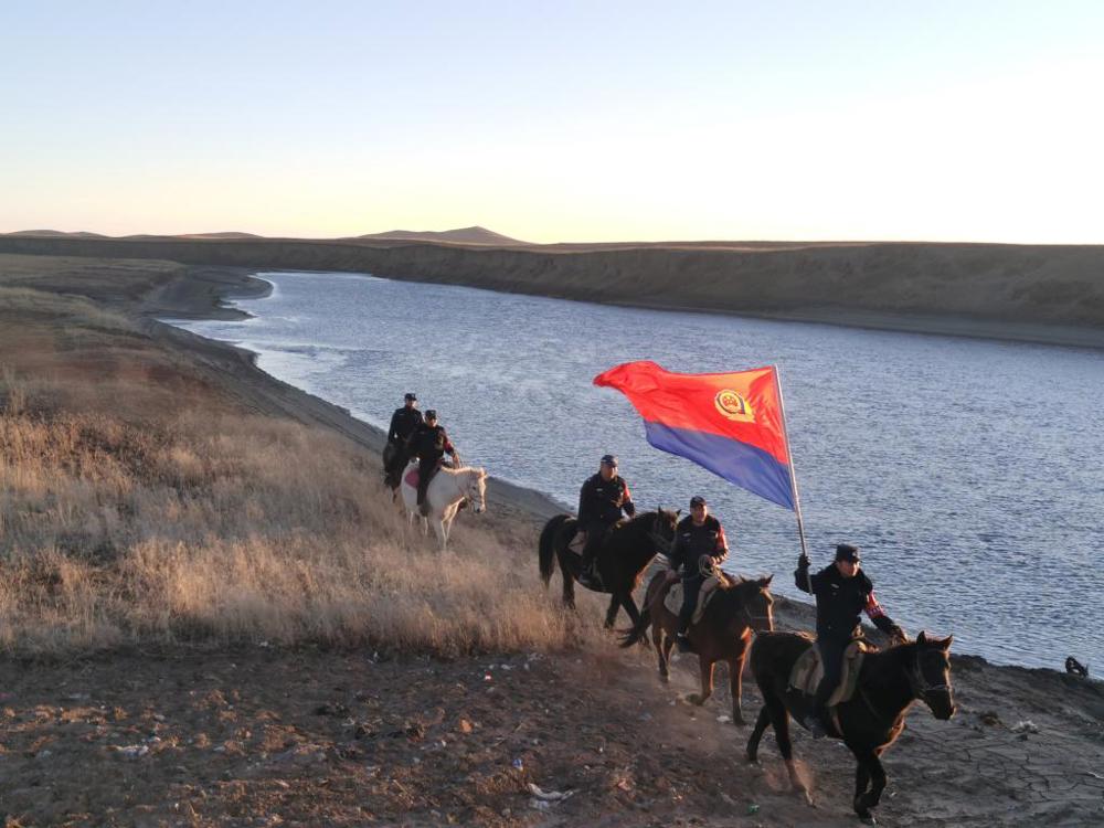 额旺格拉（右1）在若尔盖县麦溪乡黄河岸边的草原上巡逻守护生态环境