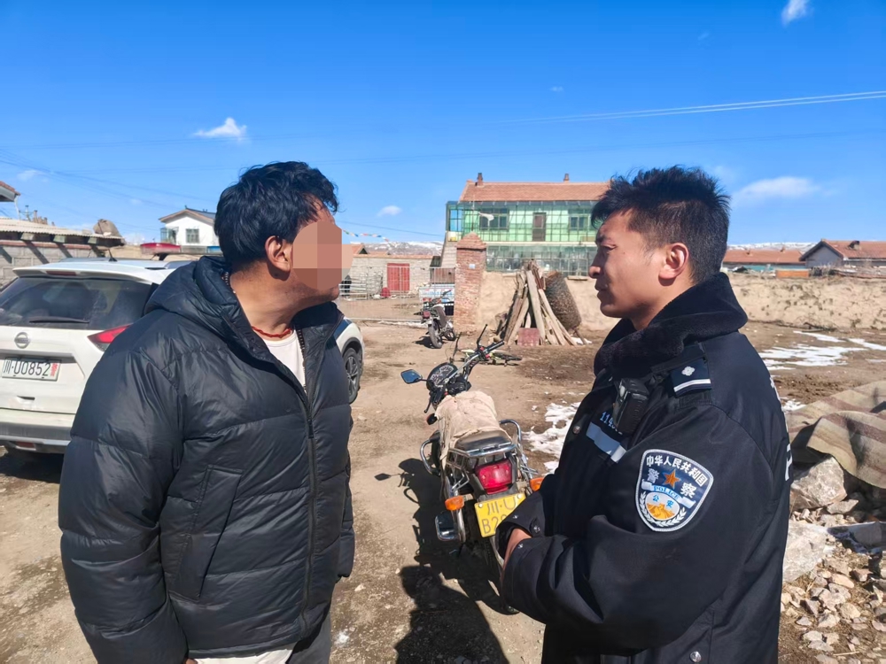 额旺格拉在若尔盖县麦溪乡调解纠纷