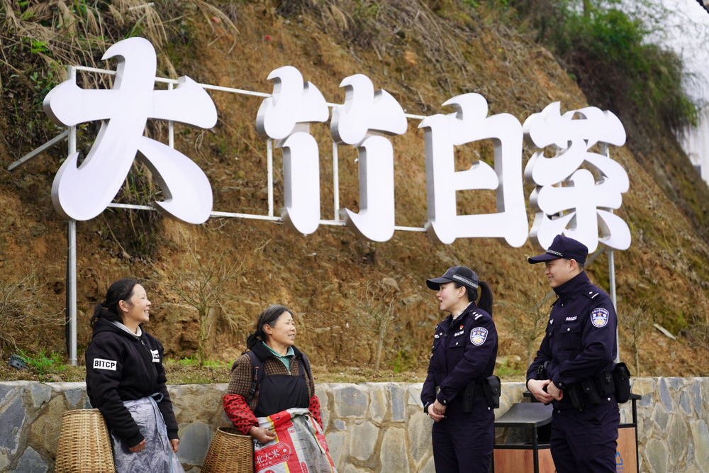 与茶农亲切交流2