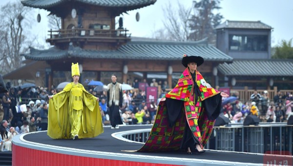 2026纽约时装周亚太无锡站开幕 羌族服饰“尔玛的嫁衣”艳惊全场